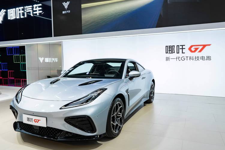 佛山144哪吒汽车在智能汽车领域的表现，领途汽车在新能源汽车市场中的影响力